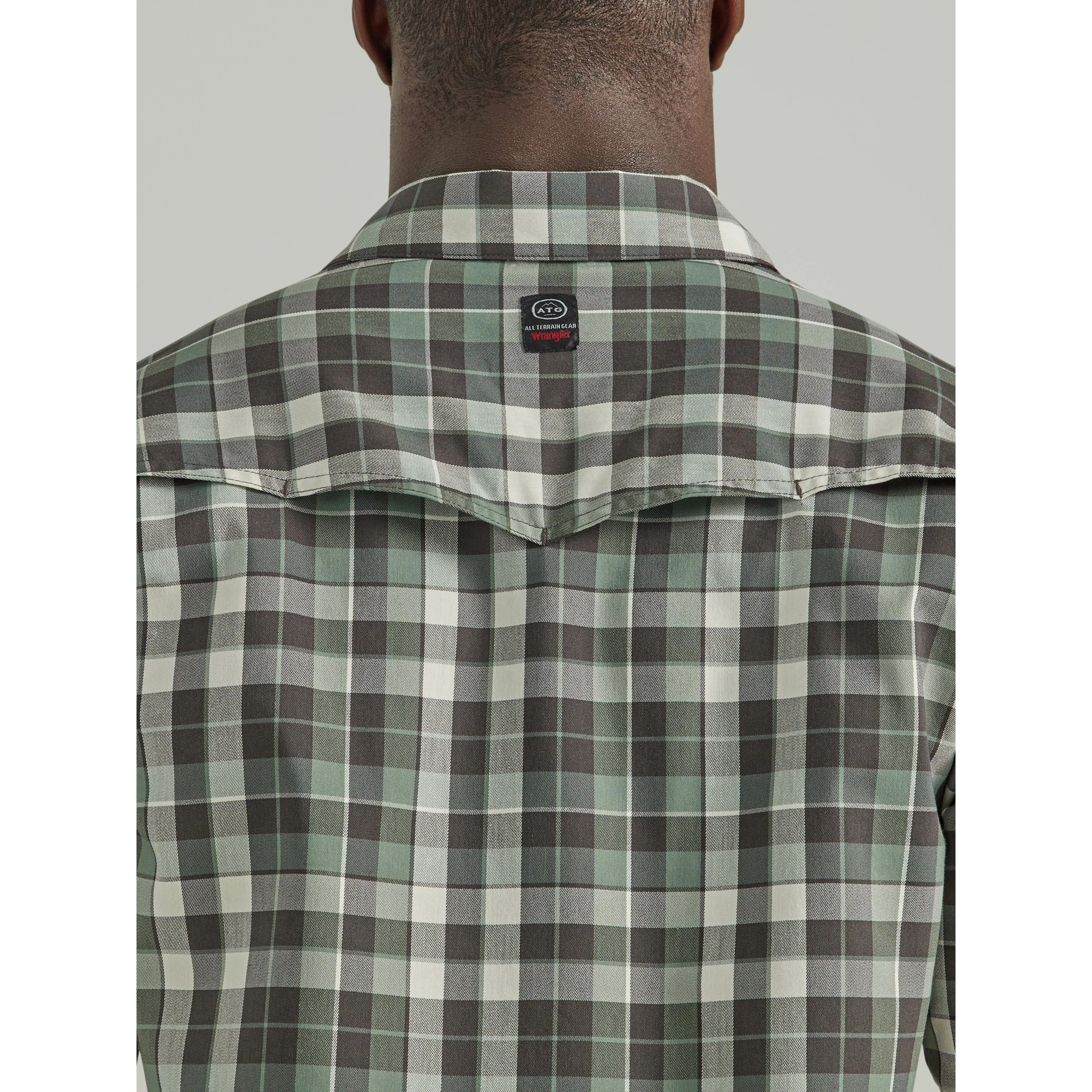 Wrangler Men's ATG Long Sleeve Utility Plaid Shirt - Green - Image 5